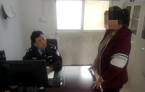 漯河一幼兒園園長駕駛“黑校車”接送娃 交警一查還超載 漯河一幼兒園園長駕駛“黑校車”接送娃 交警一查還超載