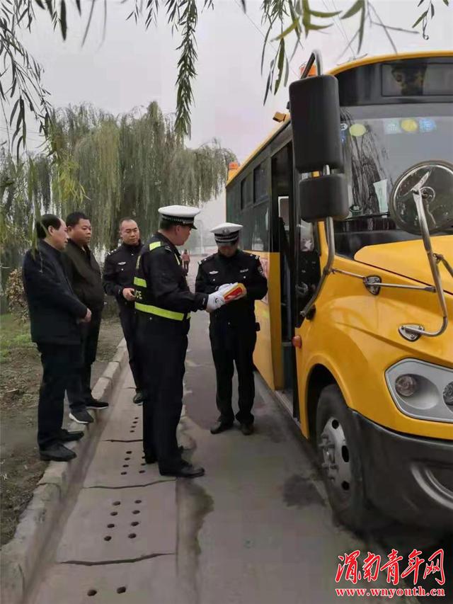 華陰交警大隊“提認識、抓源頭、排隱患、嚴管控”進一步加強校車安全管理