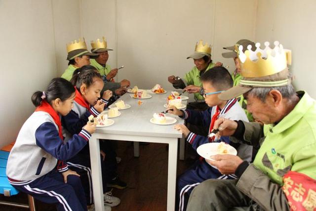 迎接環衛工人節，溫馨校車向“城市美容師”致敬