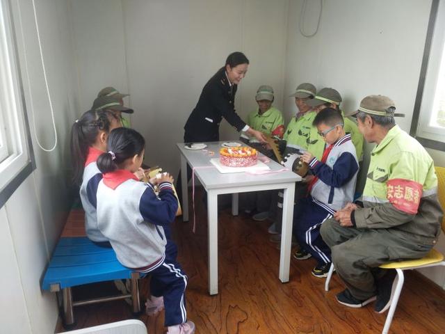 迎接環衛工人節，溫馨校車向“城市美容師”致敬