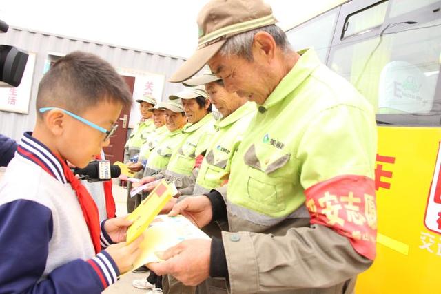 迎接環衛工人節，溫馨校車向“城市美容師”致敬