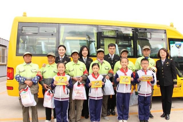 迎接環衛工人節，溫馨校車向“城市美容師”致敬