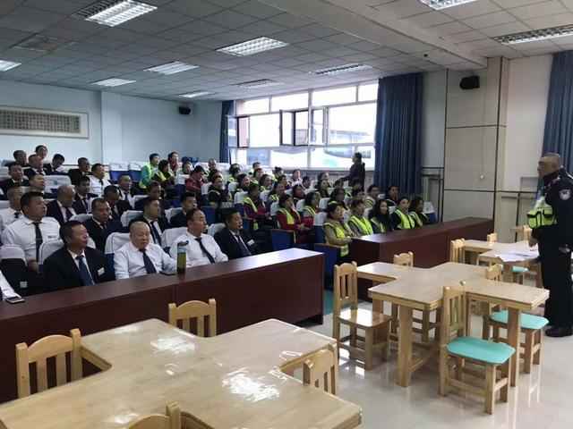 【冬季校車安全牽掛人心,朝陽交警上門宣傳得民心】 【冬季校車安全牽掛人心,朝陽交警上門宣傳得民心】