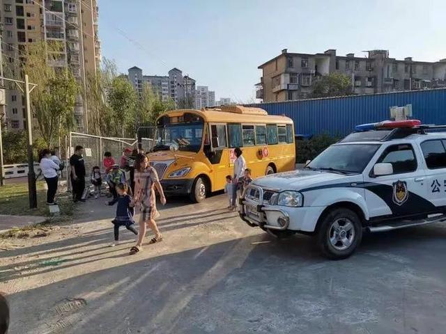 7座面包車竟然塞進了19個娃娃 今天就曝光你 7座面包車竟然塞進了19個娃娃 今天就曝光你