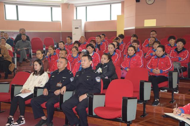 增強(qiáng)交通意識 筑牢學(xué)校安全防線