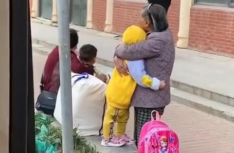 “最暖心奶奶”帶娃等校車火了，祖孫倆擁抱那一刻，網友淚目了