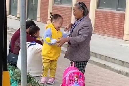 “最暖心奶奶”帶娃等校車火了，祖孫倆擁抱那一刻，網友淚目了