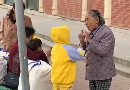 “最暖心奶奶”帶娃等校車火了，祖孫倆擁抱那一刻，網友淚目了