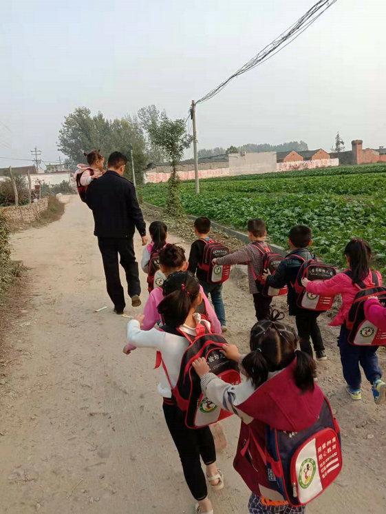 一車載25人 校車違規被查