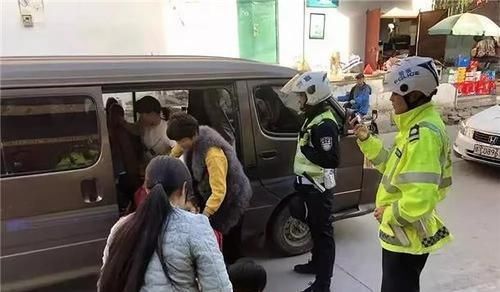 9座改裝“黑校車”居然硬塞14人 后排孩子直接坐在氣罐上