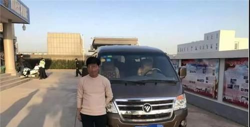 9座改裝“黑校車”居然硬塞14人 后排孩子直接坐在氣罐上