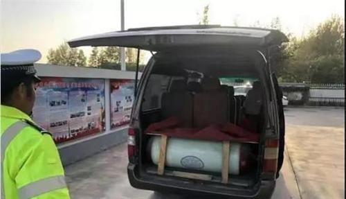 9座改裝“黑校車”居然硬塞14人 后排孩子直接坐在氣罐上