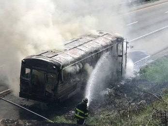 校車爆胎后劇烈燃燒,3位女教師冷靜應對,救活了全車人 校車爆胎后劇烈燃燒,3位女教師冷靜應對,救活了全車人