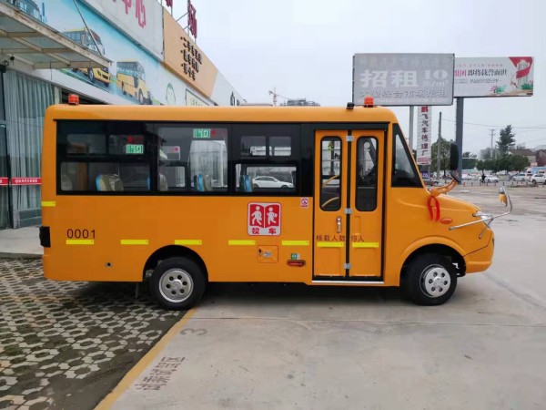 東風19座校車正側面圖