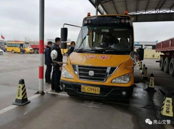 護航復工復產，嵐山交警為校車審驗開辟綠色通道