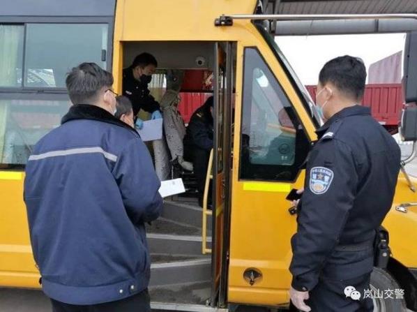 護航復工復產，嵐山交警為校車審驗開辟綠色通道