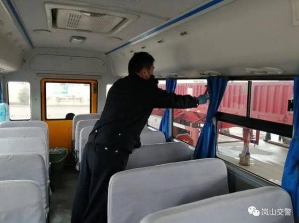 護航復工復產，嵐山交警為校車審驗開辟綠色通道