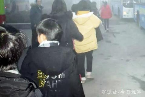 聊城一輛普通客車接送學生遭舉報，茌平開出首張“黑校車”罰單