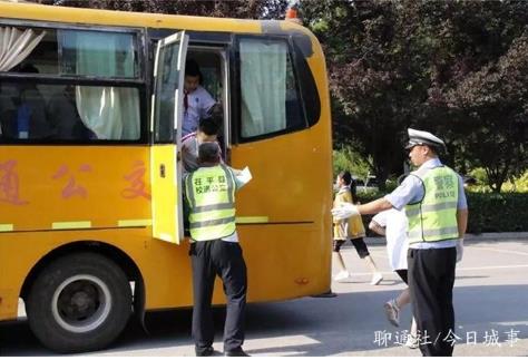 聊城一輛普通客車接送學生遭舉報，茌平開出首張“黑校車”罰單