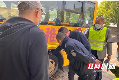 株洲石峰交警：多部門聯動整治校車“頑瘴痼疾”