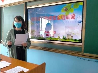 遼寧省開原市靠山鎮學校打好校車安全“防疫針”