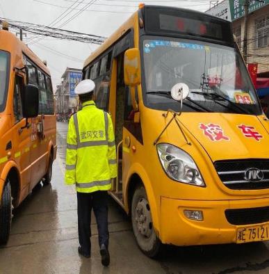 武岡市：多部門聯動開展校車安全檢查