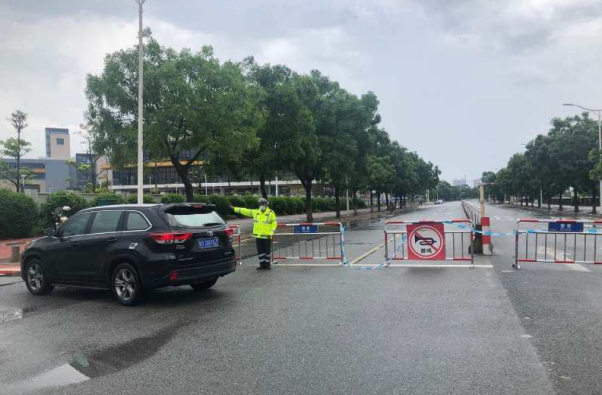 東莞暴雨36處內澇，積水最深2米，交警從拋錨校車背出5名學生