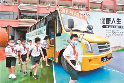 坐上“神奇校車”開(kāi)啟“禁毒之旅”