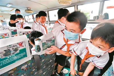 坐上“神奇校車”開(kāi)啟“禁毒之旅”