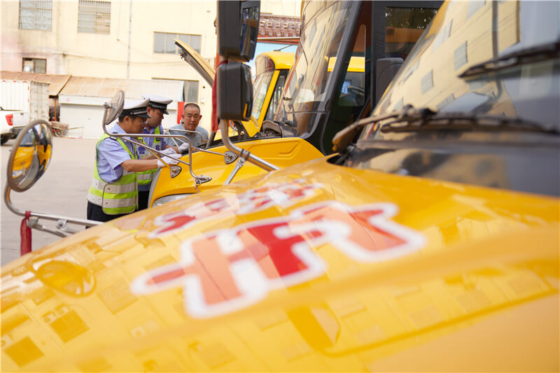 河北沙河：校車“體檢”迎復(fù)學(xué)
