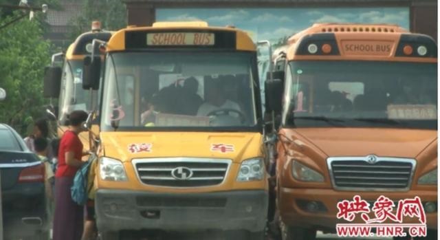 無牌不帶證還超員 鹿邑一幼兒園校車引家長擔憂