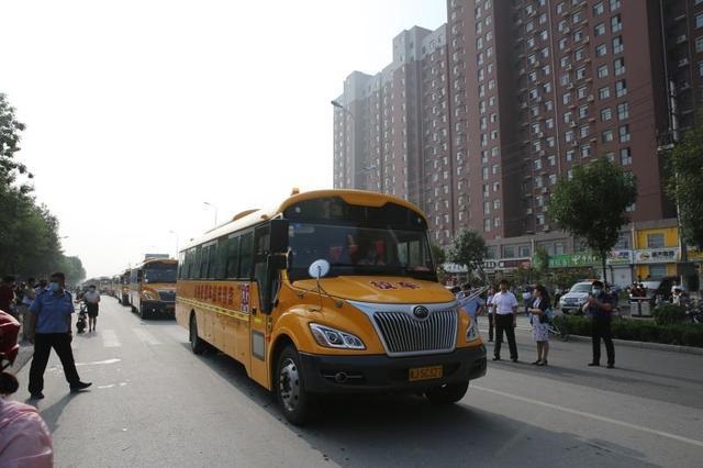 黃驊：“愛心校車”連續(xù)10年愛心送考，為高考學(xué)子圓夢(mèng)護(hù)航