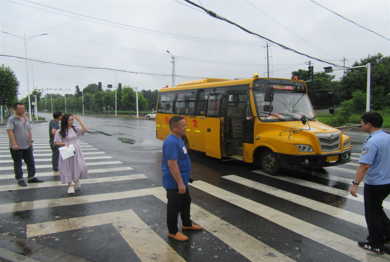 湖南常德：聯合開展校車安全檢查 打好本學期護校收官戰