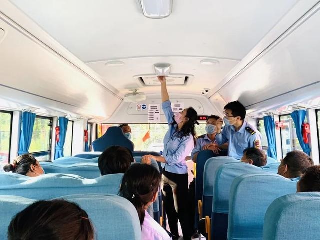 校車變身“中考加油站” 校車變身“中考加油站”