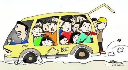 “黑校車”嚴重超載交警當街發怒