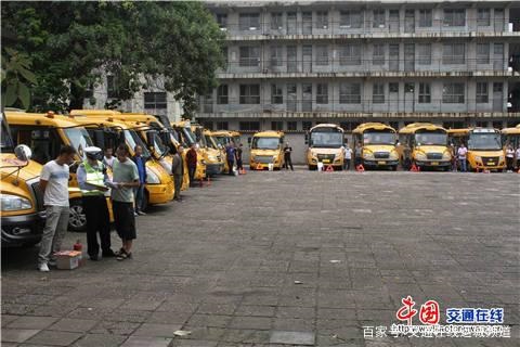 山西省新絳交警聯合縣教科局提前排查校車隱患