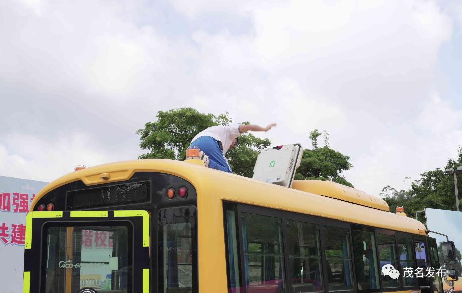 校車著火了？原來是高州舉辦校車突發事故應急演練！