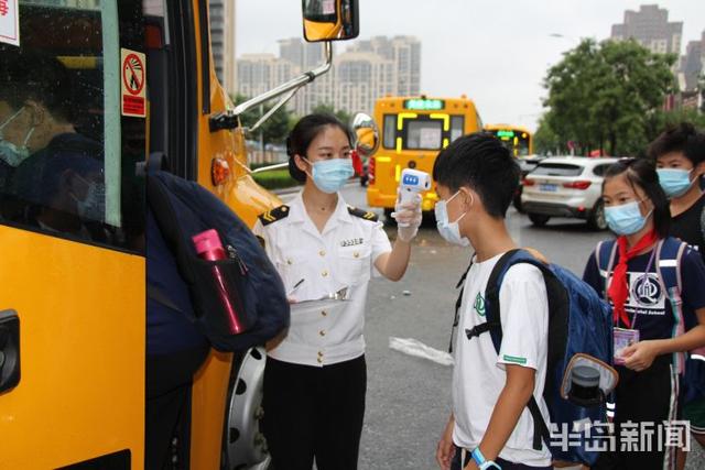 新增46條線路！開學(xué)首日，青島15萬學(xué)生乘坐“大鼻子”校車！