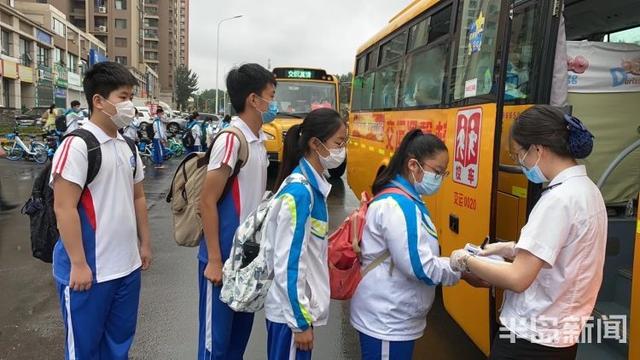 新增46條線路！開學(xué)首日，青島15萬學(xué)生乘坐“大鼻子”校車！