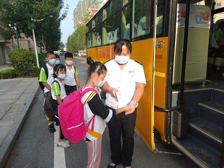 青島：新學(xué)期，校車為平度1.8萬(wàn)余名學(xué)生安全護(hù)航