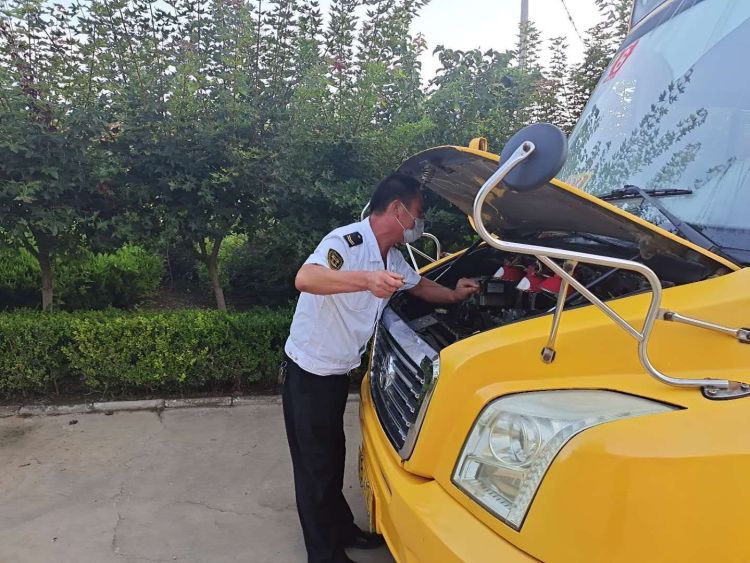 青島：新學(xué)期，校車為平度1.8萬(wàn)余名學(xué)生安全護(hù)航