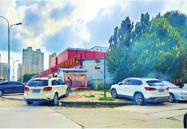 停車亂疾，致校車被堵耽誤孩子上學