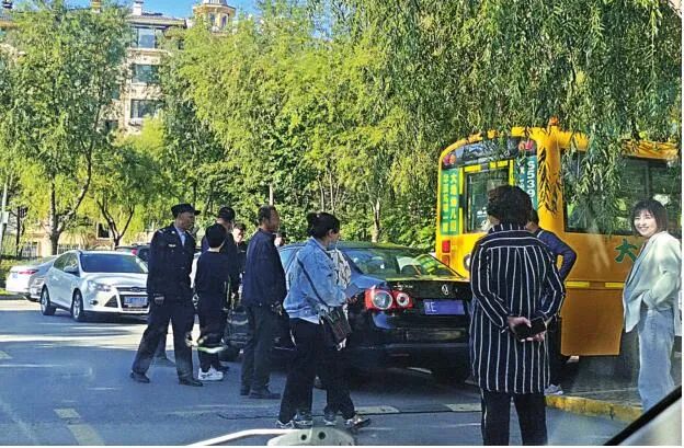 停車亂疾，致校車被堵耽誤孩子上學