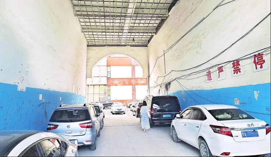 停車亂疾，致校車被堵耽誤孩子上學