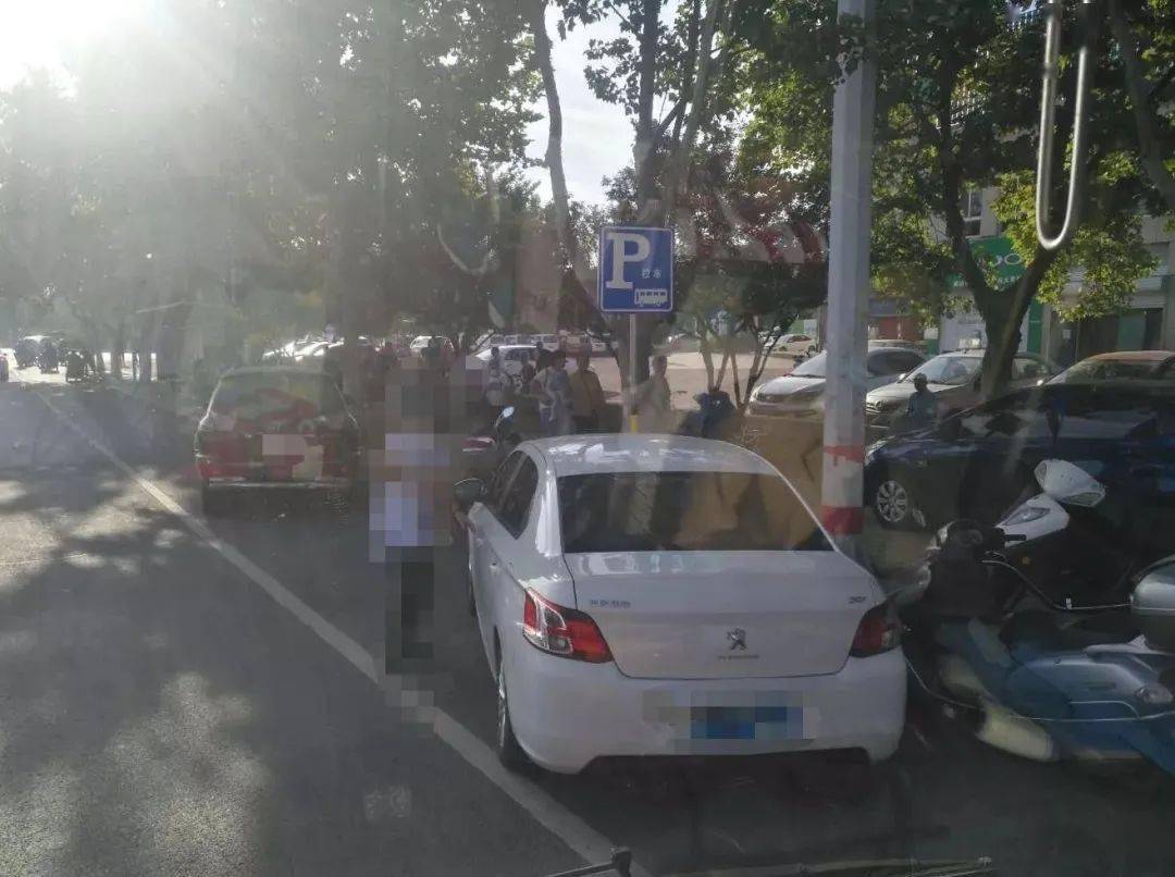 校車停靠“一位難求”！記者現(xiàn)場實(shí)拍！