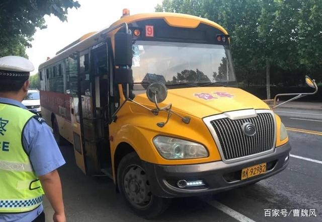 許昌建安交警嚴查嚴整轄區“黑校車” 許昌建安交警嚴查嚴整轄區“黑校車”