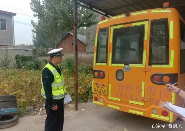 許昌建安交警嚴查嚴整轄區“黑校車” 許昌建安交警嚴查嚴整轄區“黑校車”