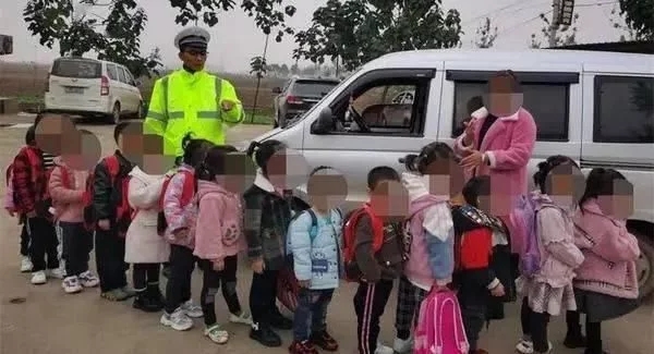 太危險！核載7人的“黑校車”竟坐了14人！孩子得坐在其他同學的腿上！