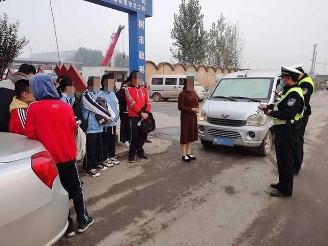 面包車變身“校車”？交警及時叫停！