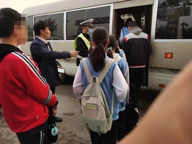 面包車變身“校車”？交警及時叫停！